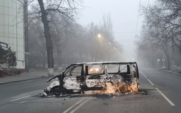 抗議デモで燃えた自動車（アルマトイ、6日）=ロイター