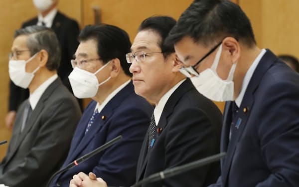 新型コロナ対策本部の会合に臨む岸田首相（7日、首相官邸）