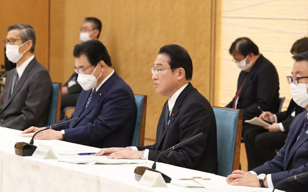 新型コロナ対策本部の会合で沖縄など３県への「まん延防止」適用を表明する岸田首相（7日、首相官邸）