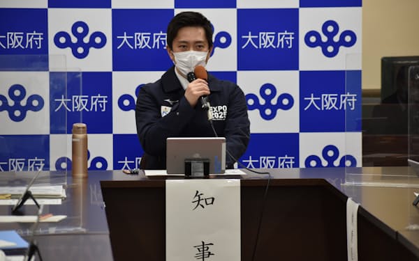 新型コロナウイルス対策本部会議で発言する大阪府の吉村知事（7日午後、大阪府庁）