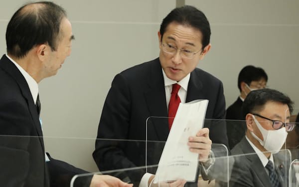 皇位継承に関する有識者会議の清家座長（左）から報告書を受け取る岸田首相（2021年12月、首相官邸）