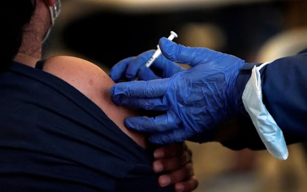 米国で新型コロナワクチンの４回目接種への関心が高まってきた（2021年12月、西部カリフォルニア州）＝ロイター