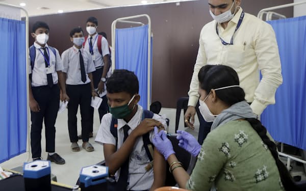 ワクチン接種を受けるインドの生徒（７日、ムンバイ）＝ＡＰ