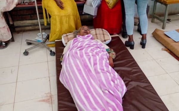 空爆で負傷し手当てを受ける住民（8日、エチオピア北部ティグレ州の病院）＝ロイター