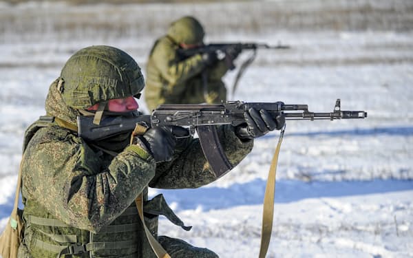 ロシア軍はウクライナとの国境付近に10万人規模の部隊を展開しているもようだ（昨年12月、ウクライナとの国境近くのロストフ州での軍事演習に参加したロシア兵）＝AP