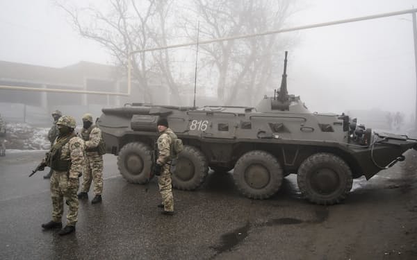 ８日、カザフスタン南部アルマトイで厳戒態勢を敷く軍部隊＝AP