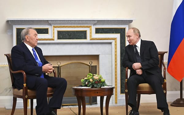 ロシアのプーチン大統領㊨は、カザフの初代大統領ナザルバエフ氏を尊敬し、たびたび会談していた（2021年12月28日、サンクトペテルブルクで）=AP