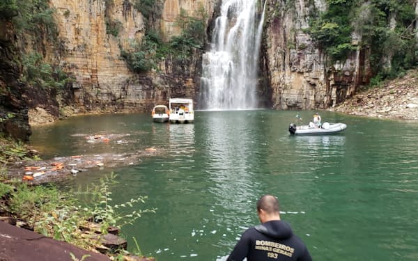 ブラジル南東部ミナスジェライス州カピトリオの峡谷に囲まれた観光地の湖で8日、崖が崩壊した＝ロイター