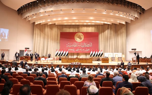 選挙後3カ月たって開かれたイラク議会（9日、バグダッド）=ロイター