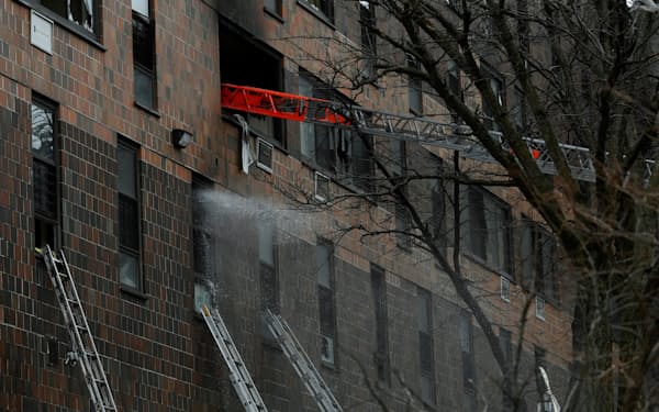 米東部ニューヨーク市ブロンクスのマンションで9日、火災が発生し、子ども9人を含む少なくとも19人が死亡した＝ロイター