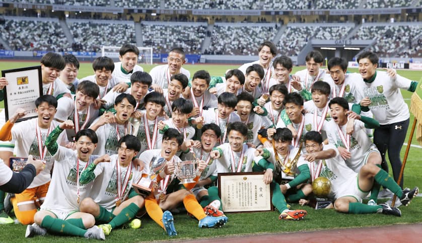 青森山田、4ゴールで3大会ぶりV 第100回高校サッカー: 日本経済新聞