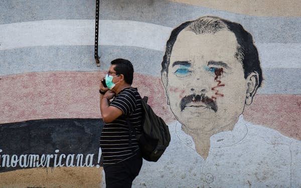 オルテガ大統領の肖像画が描かれた壁（７日、マナグア）＝ロイター
