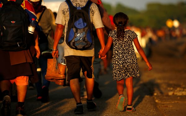 「キャラバン」と呼ばれる移民集団でメキシコ国内を移動し米国境へ向かうホンジュラスの人々（21年11月）＝ロイター