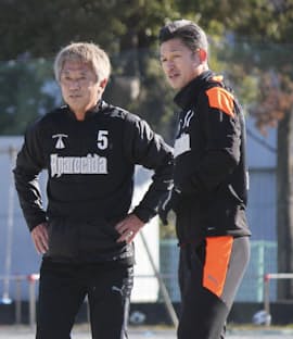 カズ Jfl鈴鹿へ期限付き移籍発表 勝利貢献へ努力 日本経済新聞 カズ Jfl鈴鹿へ期限付き移籍発表 勝利貢献へ努力 日本経済新聞