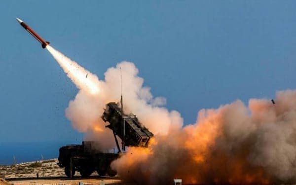 米国製パトリオットミサイルの試射風景。サウジによるイエメンの攻撃には批判が強く、米国からの武器調達が難しくなっている=AP