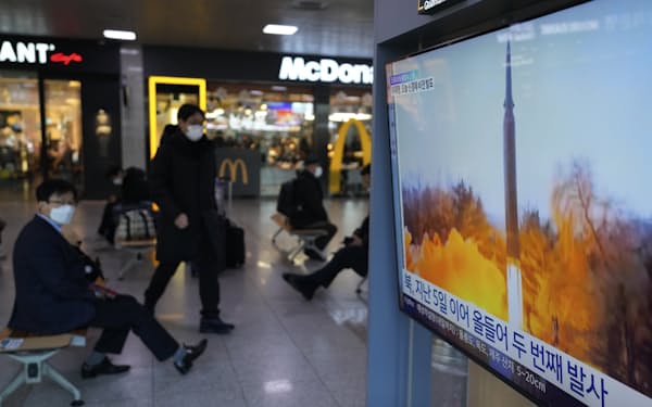 北朝鮮のミサイル発射を報じる韓国のテレビ放送（11日、ソウル駅）＝ＡＰ