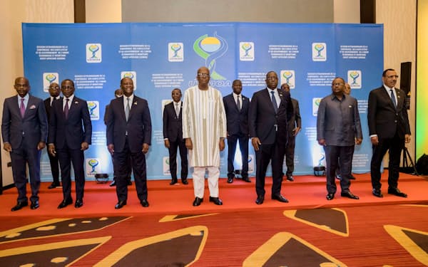 マリ問題を協議する西アフリカ諸国経済共同体加盟国の首脳（9日、ガーナ・アクラ）＝ロイター