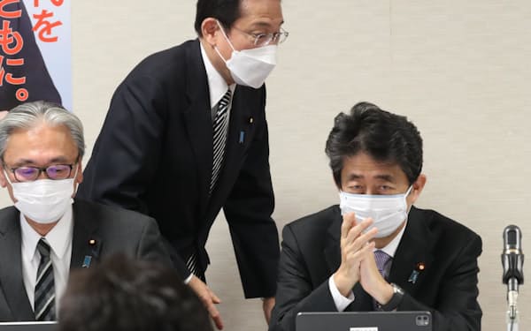 自民党憲法改正実現本部の会合に出席した岸田首相。右は安倍元首相（2021年12月、党本部）
