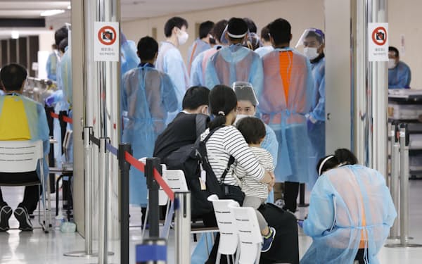 水際対策を強化する成田空港に到着した人たち（2021年11月）