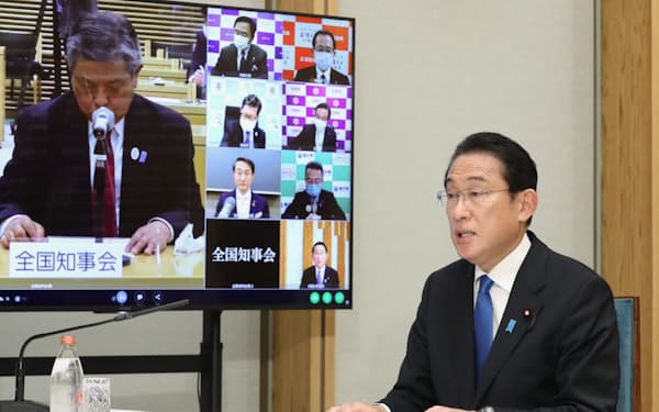 新型コロナに関する全国知事会とのオンライン意見交換会で発言する岸田首相（11日、首相官邸）