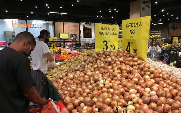 タマネギなどの値段が上昇している(サンパウロ市内のスーパー)