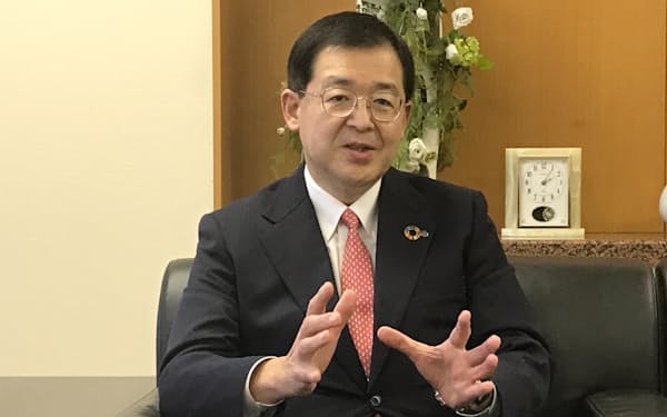 日本経済新聞社のインタビューに答える北海道銀行の兼間頭取