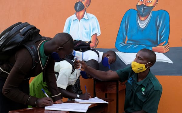 学校でＰＣＲ検査を受ける生徒ら（11日、ウガンダ）＝ロイター