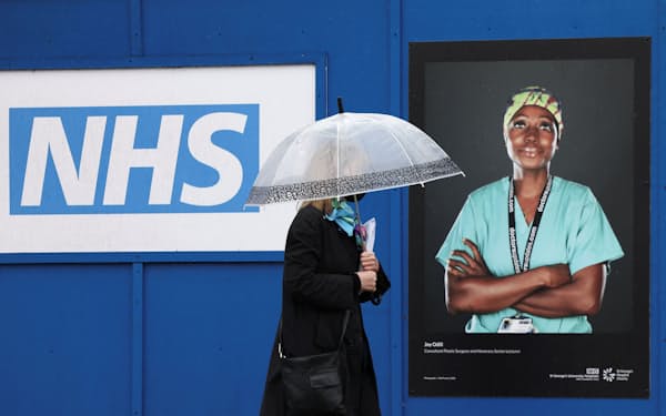 NHSがコロナ対応で屋外に開設した臨時医療施設に貼られた医療従事者のポスター（8日、ロンドン）=ロイター
