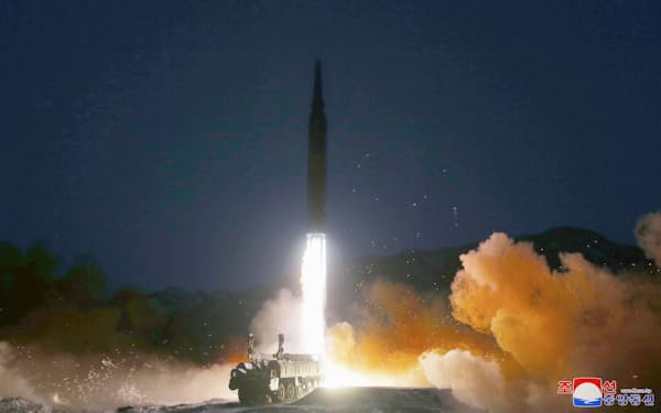 　北朝鮮の国防科学院が行った極超音速ミサイルの発射実験＝11日（朝鮮中央通信＝共同）