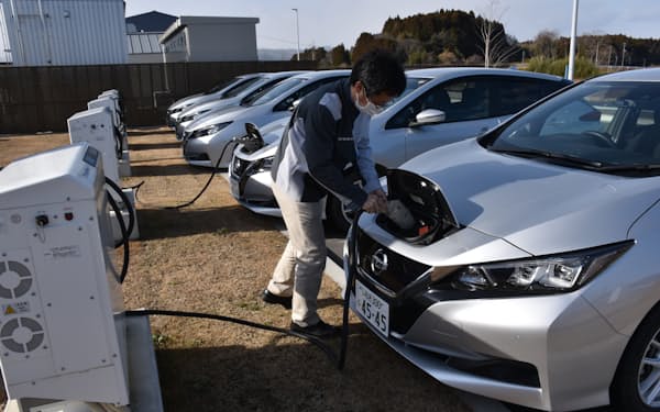 日産自動車は福島県浪江町でＡＩ搭載の充電器による充電実験を始める（１２日、福島県浪江町）