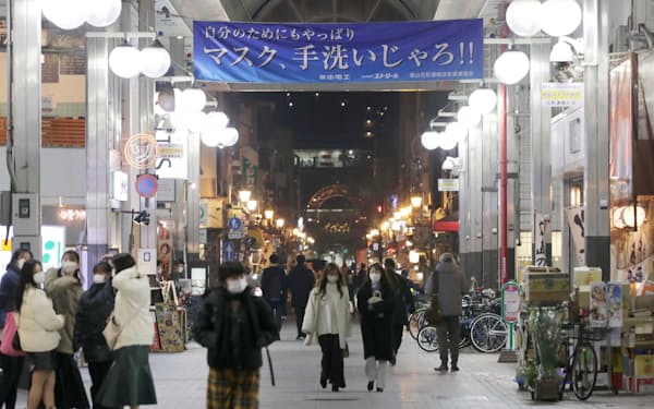 マスク姿で商店街を歩く人たち(8日、広島県福山市)