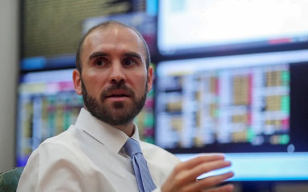 グスマン経済相は一貫して、IMFの支援が海外への資本流出の穴埋めに使われ、民間債権者を救済したと主張してきた=ロイター