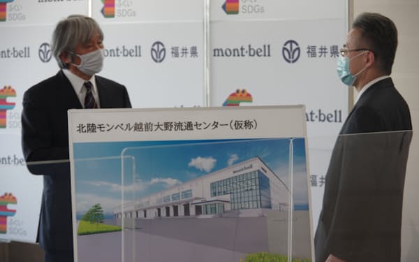 モンベルの辰野会長（左）と談笑する杉本知事（12日、福井県庁）