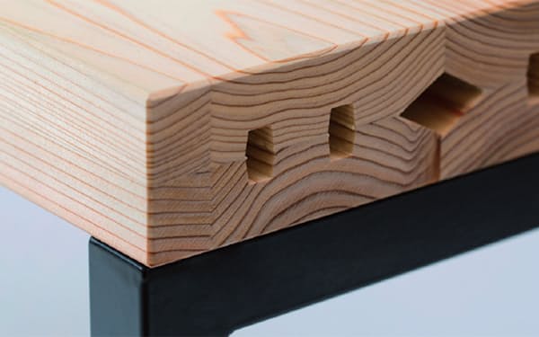 木製中空パネルの断面。強度は高いが、空洞があるため軽い