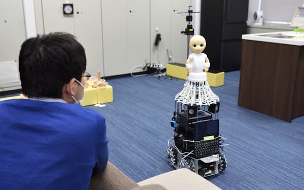 人と対話するロボット「ぶつくさ君」＝理研提供