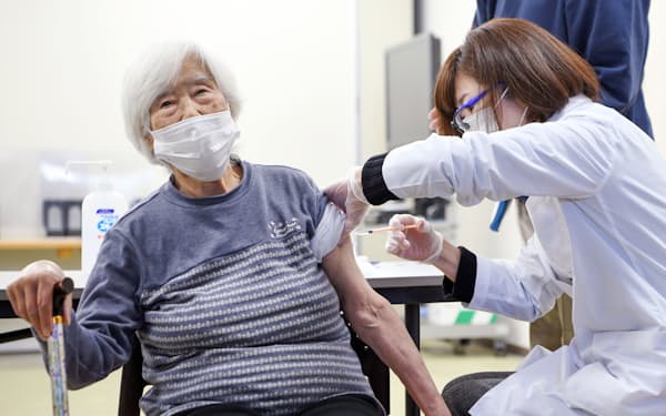 3回目の新型コロナワクチン接種を受ける高齢者（12月、大阪市）