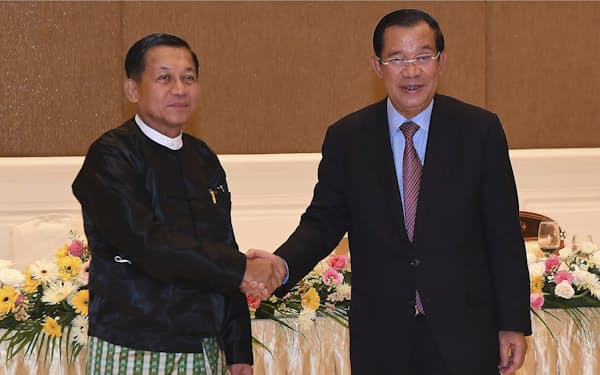 ミャンマー国軍トップのミンアウンフライン総司令官㊧と会談したカンボジアのフン・セン首相（７日、ネピドー）＝カンボジア国営放送・ＡＰ