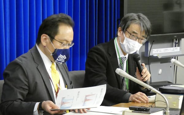 新型コロナウイルス対策を助言する専門家組織の脇田隆字座長㊨＝共同