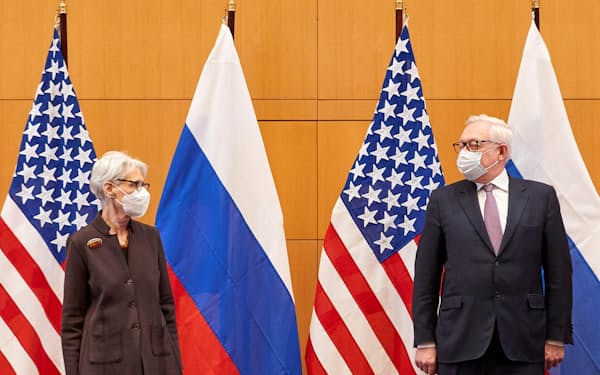 10日、戦略的安定対話に参加したシャーマン米国務副長官（左）とロシアのリャプコフ外務次官＝ロイター