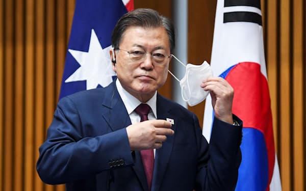 韓国の文在寅大統領は外交ボイコットは検討しないと発言していた＝ロイター・共同