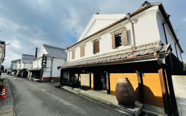 ＪＲ九州が佐賀県鹿島市で開業する「茜さす　肥前浜宿」（手前）は歴史的な町並みのなかにある