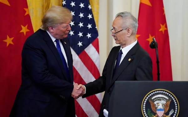 米中貿易協議「第1段階の合意」から2年が経過（20年1月、ホワイトハウスで握手した米国のトランプ前大統領㊧と中国の劉鶴副首相）＝ロイター