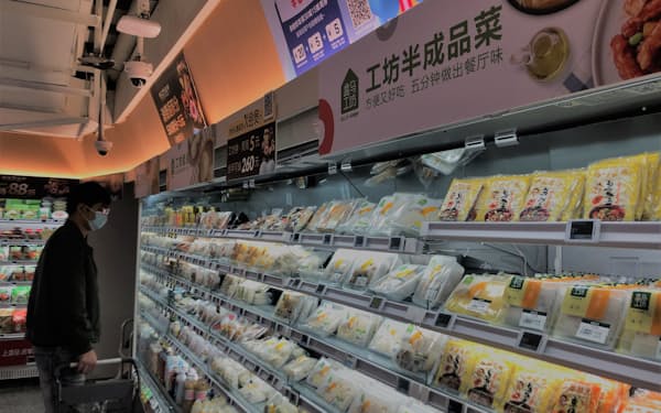 生鮮スーパー「盒馬鮮生」の売り場には肉類や麺類などの半製品が並ぶ（13日、広東省広州市）
