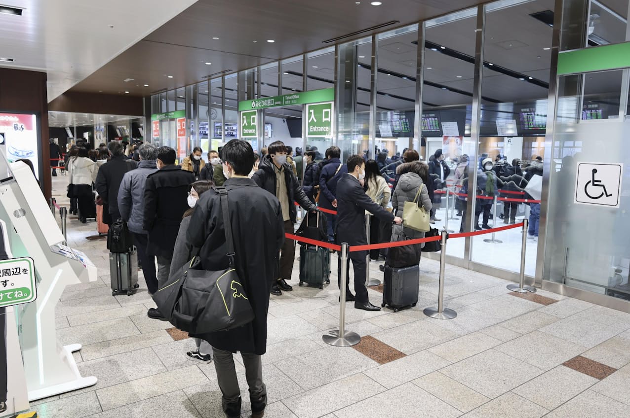 東北新幹線の運転見合わせにより、切符の払い戻しなどを求めてJR仙台駅の窓口に並ぶ人たち（13日午後）=共同