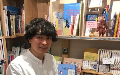 静岡県焼津市の「みんなの図書館さんかく」を考案した土肥潤也館長