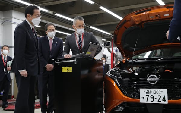 自動車販売店を訪れ、整備施設を視察する（左から）岸田首相と斉藤国交相（１３日午前、東京都品川区）