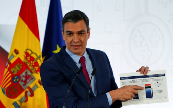 スペインのサンチェス首相はコロナをエンデミックとみなす検討を始めた（写真は2021年12月、マドリード）＝ロイター