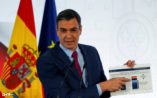 スペインのサンチェス首相はコロナをエンデミックとみなす検討を始めた(写真は2021年12月、マドリード)=ロイター