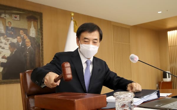 金融通貨委員会を開く韓国銀行の李柱烈（イ・ジュヨル）総裁