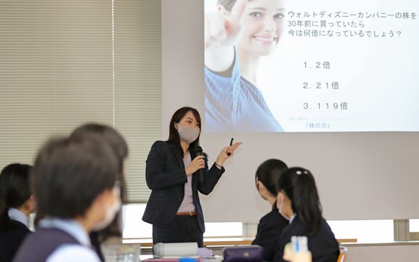 三菱UFJモルガンが吉祥女子で開いた出張授業には中高生約30人が参加した（東京都武蔵野市）